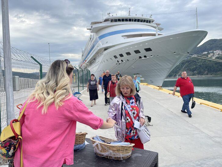 "Astoria Grande" kruvaziyeri 843 yolcusuyla üçüncü kez Amasra'ya geldi G1
