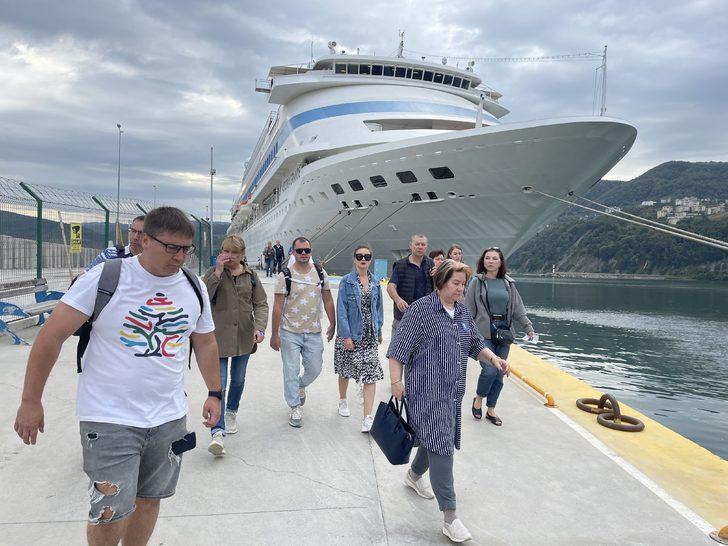 "Astoria Grande" kruvaziyeri 843 yolcusuyla üçüncü kez Amasra'ya geldi G2