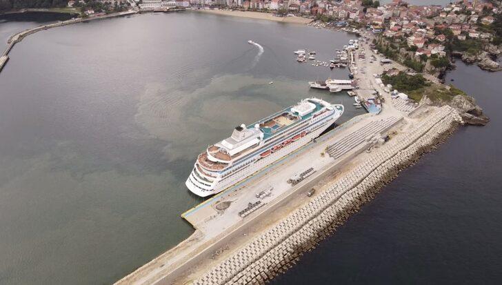 "Astoria Grande" kruvaziyeri 843 yolcusuyla üçüncü kez Amasra'ya geldi G5