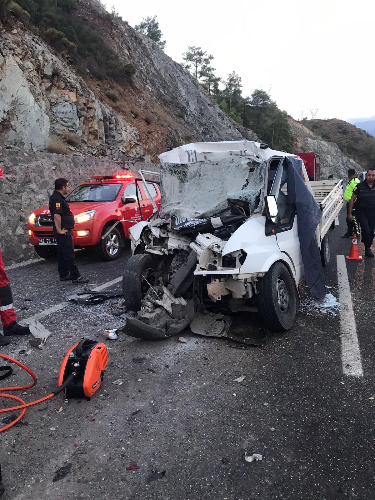 Muğla'da kamyonetin &ccedil;ekiciye &ccedil;arptığı kazada 1 kişi &ouml;ld&uuml;