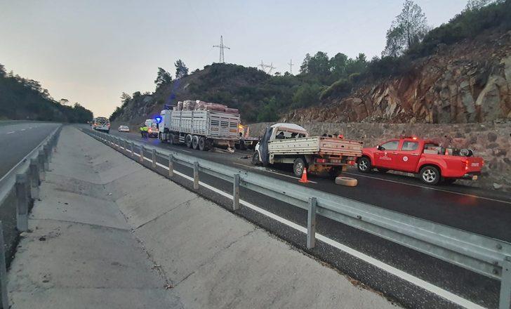 Muğla'da kamyonetin çekiciye çarptığı kazada 1 kişi öldü G3
