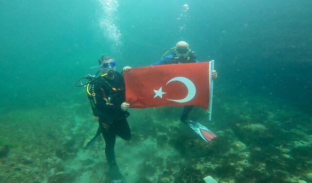 Preveze Deniz Zaferi'ni su altında Türk bayrağı açarak kutladılar