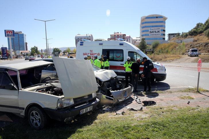 Sivas'ta iki otomobilin çarpıştığı kazada 3 kişi yaralandı G2