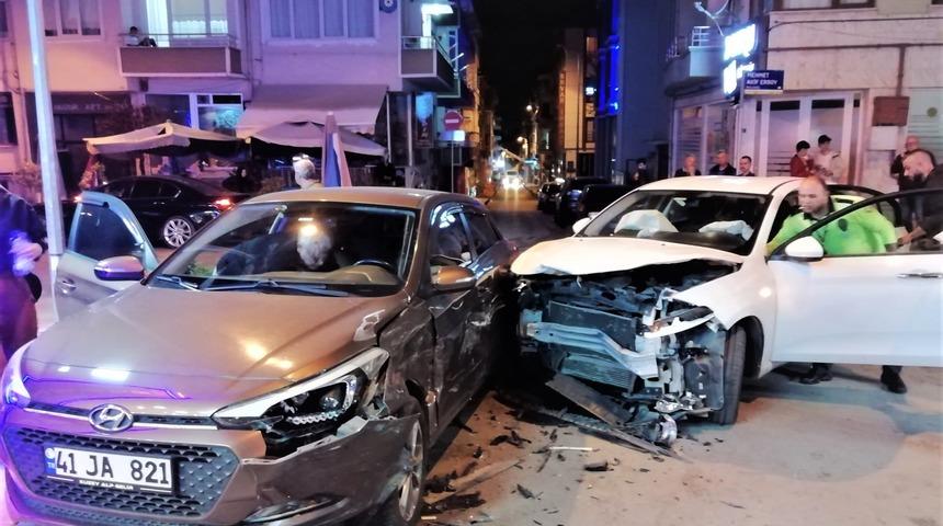 Kocaeli'de 2 otomobilin &ccedil;arpıştığı kazada biri &ccedil;ocuk 3 kişi yaralandı