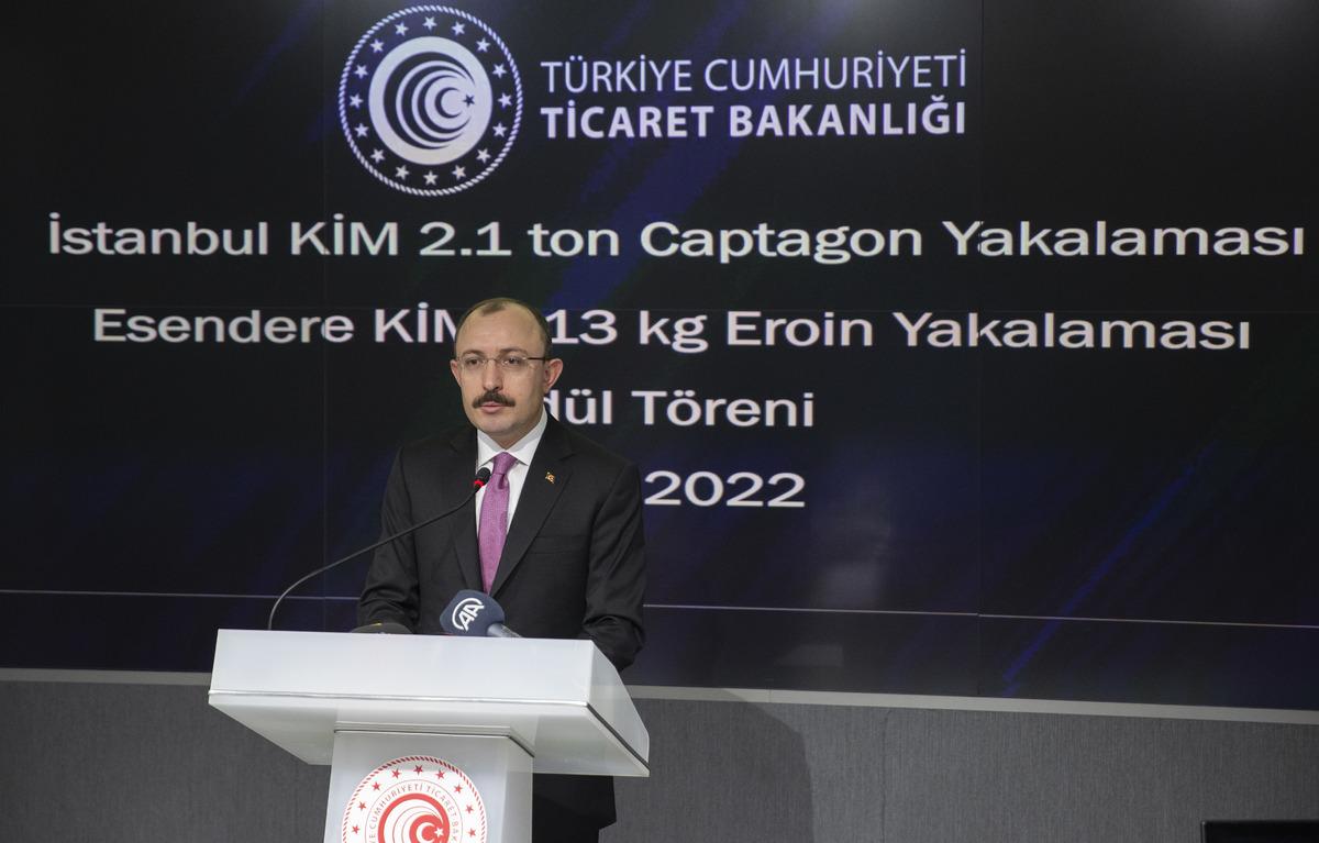 Bakan Muş, uyuşturucu yakalamalarında başarı g&ouml;steren muhafaza memurlarına &ouml;d&uuml;l verdi: