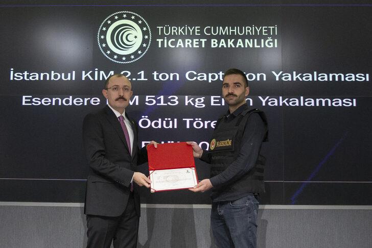 Bakan Muş, uyuşturucu yakalamalarında başarı gösteren muhafaza memurlarına ödül verdi: G5