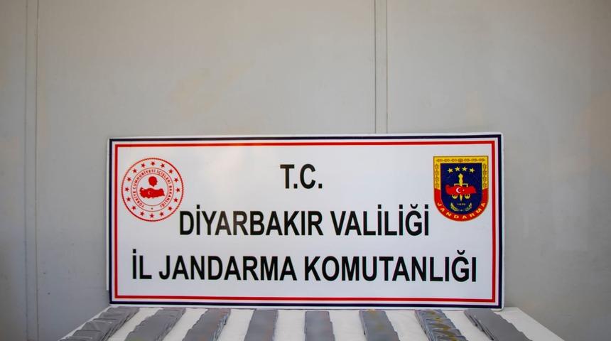 Diyarbakır'da meyve suyu kutusunda gümrük kaçağı cep telefonu ele geçirildi