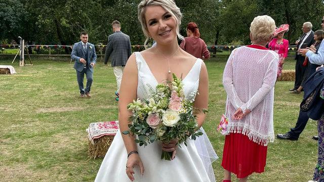 Damatsız ilk dansıyla gündem oldu! Gelinin direk dansı ağızları açık bıraktı