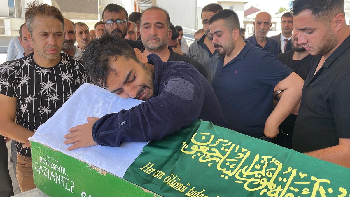 Gaziantep'te derin dondurucuda cesedi bulunan &ccedil;ocuk toprağa verildi