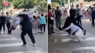 Sosyal medyayı sallayan hareket! Kendisini kaçırmaya çalışan adamın kafasına bacaklarını dolayıp yere yapıştırdı 