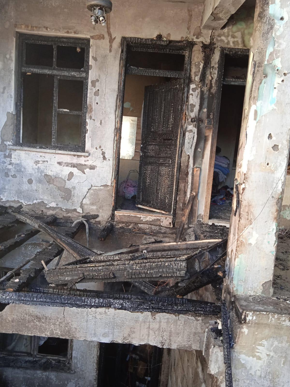 Kahramanmaraş'ta 4 kardeşin yangından kurtarılması itfaiye kamerasınca g&ouml;r&uuml;nt&uuml;lendi