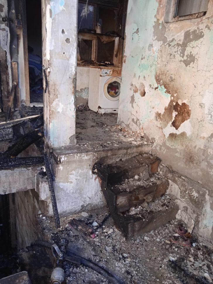 Kahramanmaraş'ta 4 kardeşin yangından kurtarılması itfaiye kamerasınca görüntülendi G2