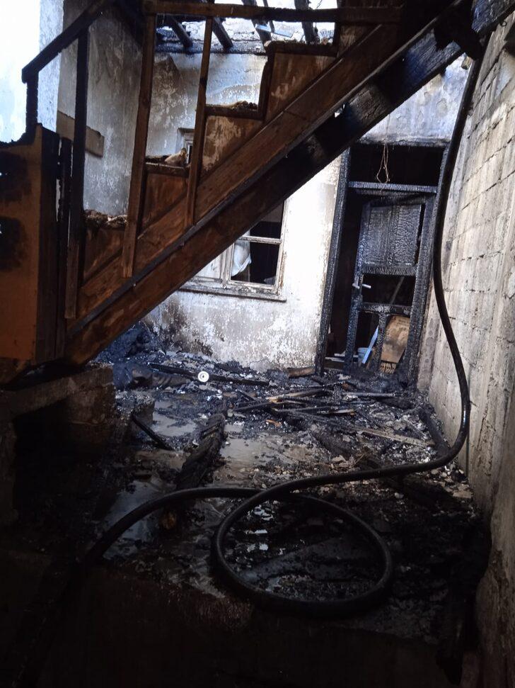 Kahramanmaraş'ta 4 kardeşin yangından kurtarılması itfaiye kamerasınca görüntülendi G4