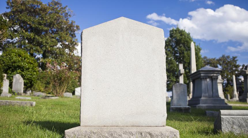 Metresiyle sevişirken ölen eşinin mezar taşına öyle bir şey yazdırdı ki!