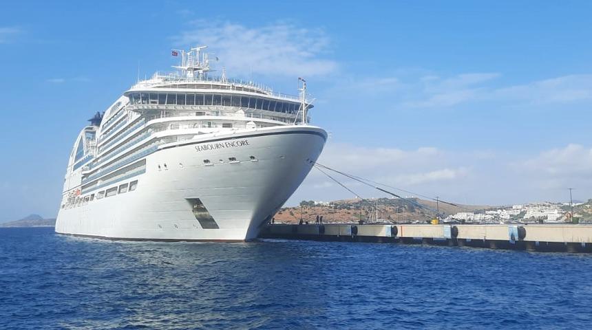 Bodrum'a lüks yolcu gemisi "Seabourn Encore" ile 515 yolcu geldi