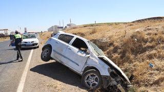 Diyarbakır'da şarampole devrilen otomobildeki 4 kişi yaralandı