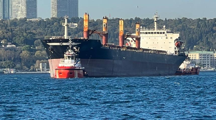 İstanbul Boğazı'nda geminin d&uuml;meni kilitlendi! Trafik askıya alındı