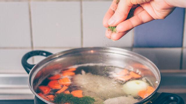 Annelerin herkesten sakladığı sır: Çorbaya bir kaşık ekleyin... Lezzetine lezzet katıyor