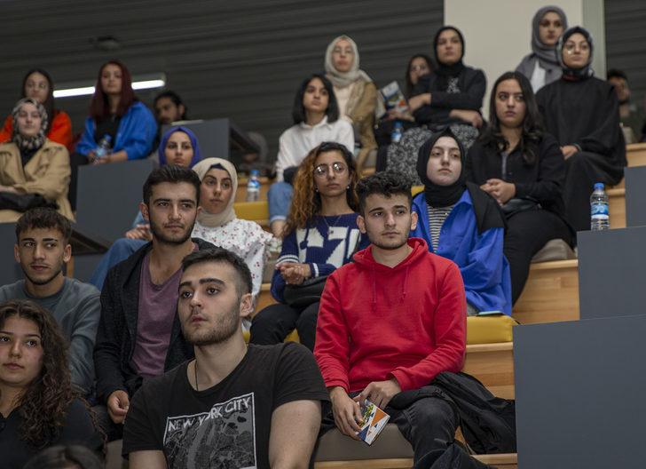 ETÜ'de akademik yıl açılışı dolayısıyla Rektör Prof. Dr. Çakmak, öğrencilerle bir araya geldi G2