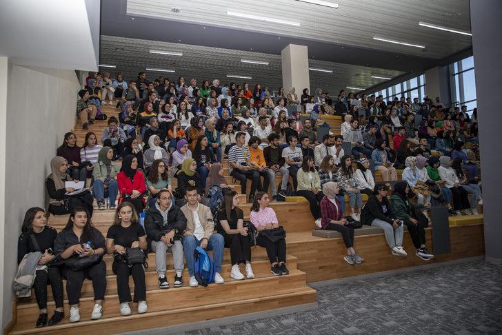 ETÜ'de akademik yıl açılışı dolayısıyla Rektör Prof. Dr. Çakmak, öğrencilerle bir araya geldi G4