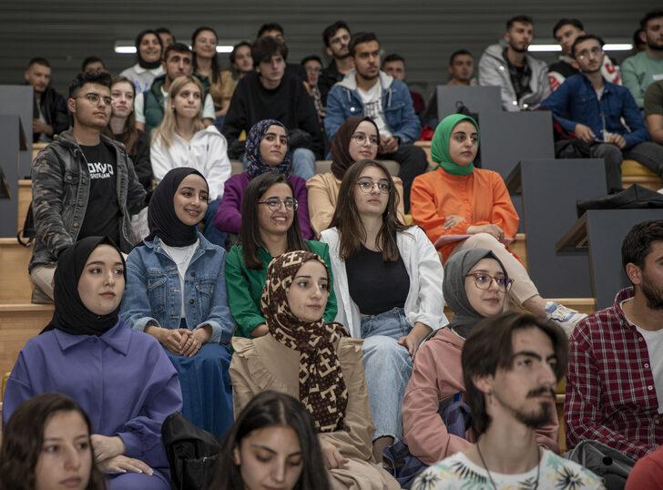 ETÜ'de akademik yıl açılışı dolayısıyla Rektör Prof. Dr. Çakmak, öğrencilerle bir araya geldi G5