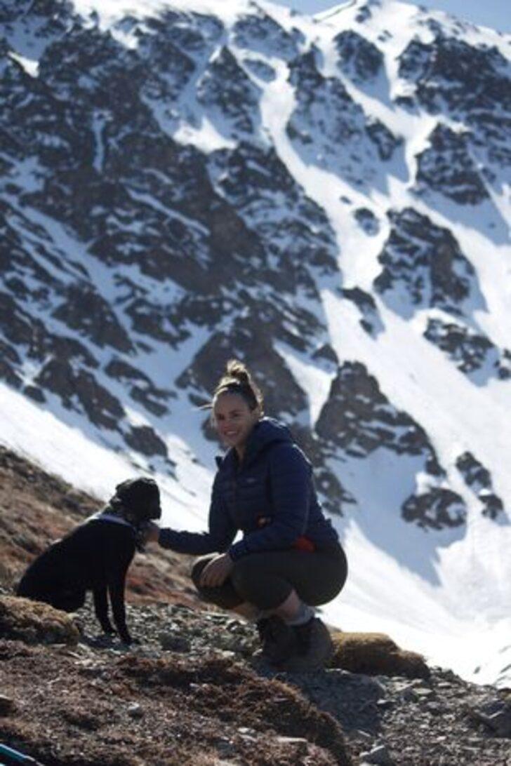Kadın sokak tabelası olmayan uzak bir toplulukta yaşıyor ve yiyecek almak için 10 saat seyahat ediyor G2