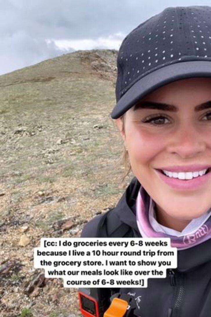 Kadın sokak tabelası olmayan uzak bir toplulukta yaşıyor ve yiyecek almak için 10 saat seyahat ediyor G4