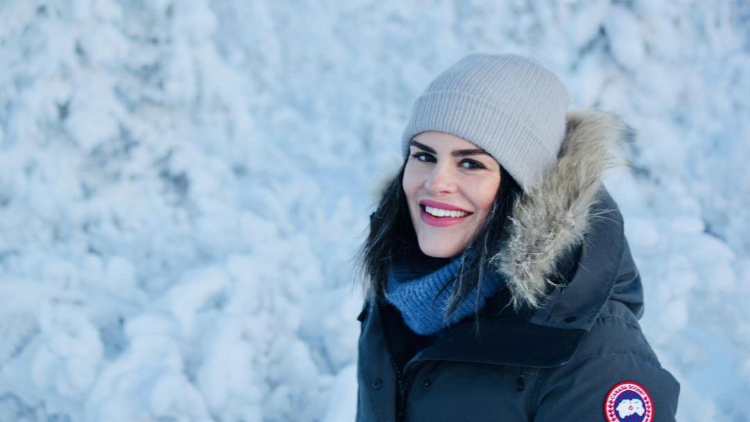 Kadın sokak tabelası olmayan uzak bir toplulukta yaşıyor ve yiyecek almak i&ccedil;in 10 saat seyahat ediyor