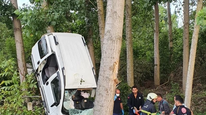 Samsun'da ağaca çarpan hafif ticari araçtaki 4 kişi yaralandı