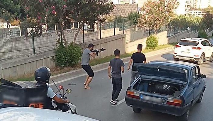 Caddenin ortasında dehşete düşüren olay! Bagajından pompalı tüfeği çıkarıp...