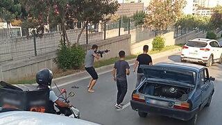 Caddenin ortasında dehşete düşüren olay! Bagajından pompalı tüfeği çıkarıp...