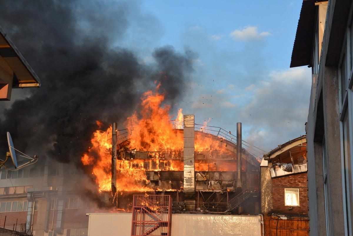 Sultanbeyli'de tencere imalathanesinde yangın &ccedil;ıktı