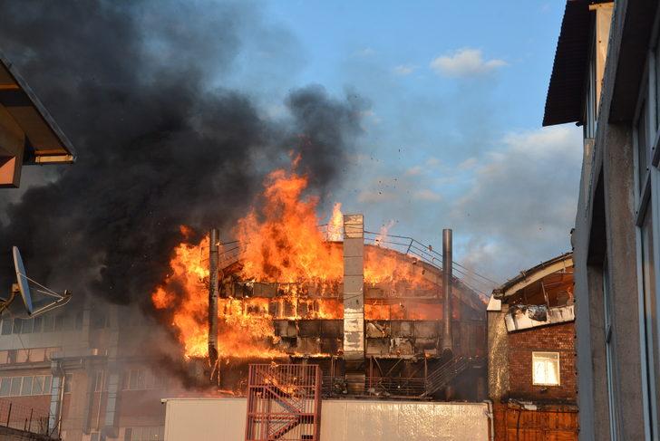 GÜNCELLEME - Sultanbeyli'de tencere imalathanesinde yangın çıktı G1