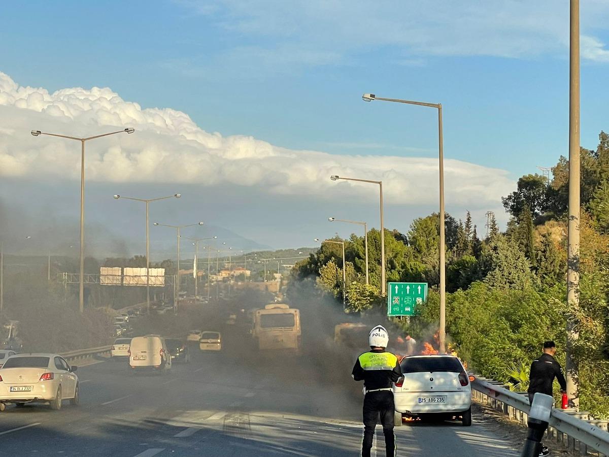 İzmir'de seyir halindeki otomobil yandı