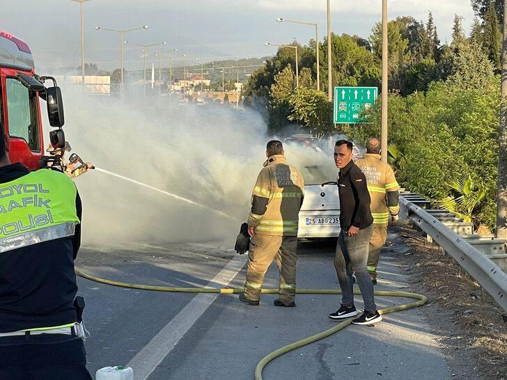 İzmir'de seyir halindeki otomobil yandı G3