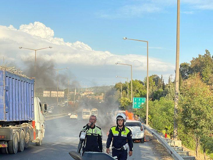 İzmir'de seyir halindeki otomobil yandı G4