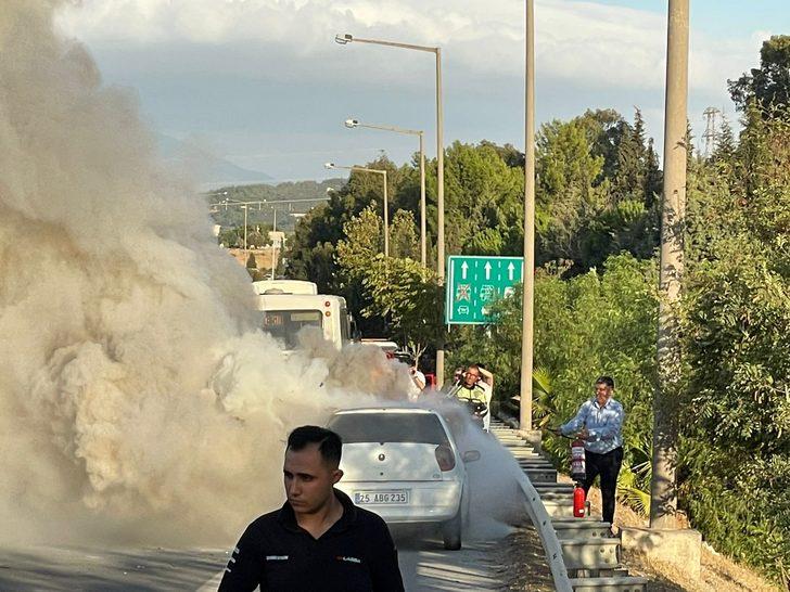 İzmir'de seyir halindeki otomobil yandı G5
