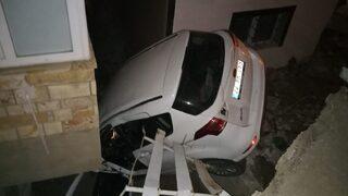 Edirne'de apartman ile istinat duvarı arasına düşen otomobilin sürücüsü yaralandı