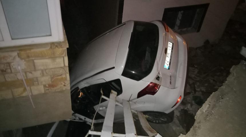 Edirne'de apartman ile istinat duvarı arasına düşen otomobilin sürücüsü yaralandı