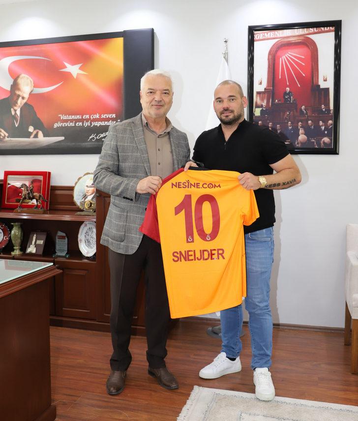 Galatasaraylı eski futbolcu Sneijder, Saruhanlı Belediyesi'ni ziyaret etti G1
