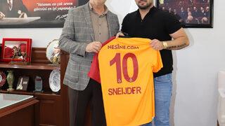 Galatasaraylı eski futbolcu Sneijder, Saruhanlı Belediyesi'ni ziyaret etti