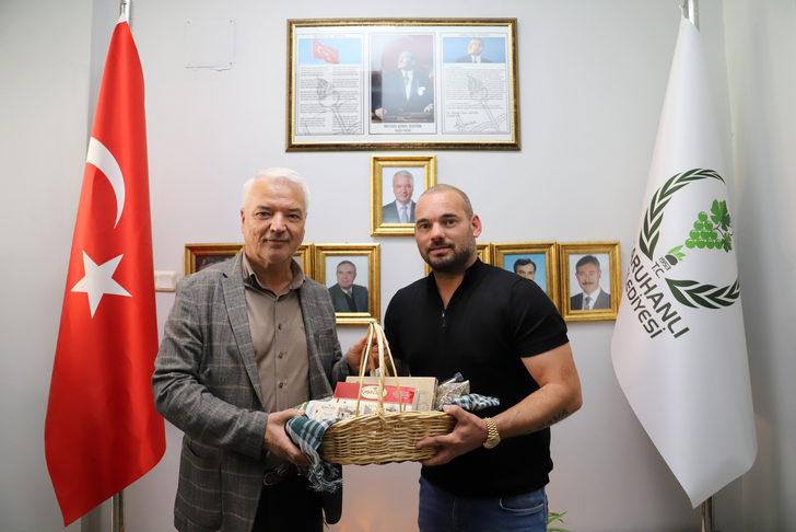 Galatasaraylı eski futbolcu Sneijder, Saruhanlı Belediyesi'ni ziyaret etti G2