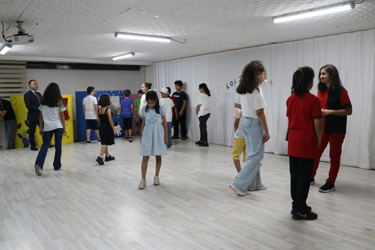 Batman'da drama y&ouml;ntemi ile İngilizce eğitimi alan 19 &ccedil;ocuk sertifika aldı