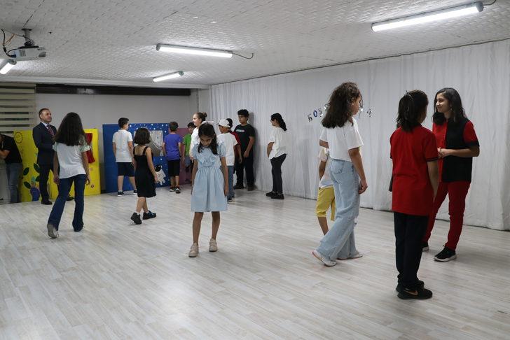 Batman'da drama yöntemi ile İngilizce eğitimi alan 19 çocuk sertifika aldı G1