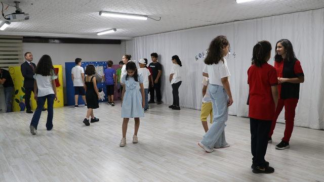 Batman'da drama yöntemi ile İngilizce eğitimi alan 19 çocuk sertifika aldı