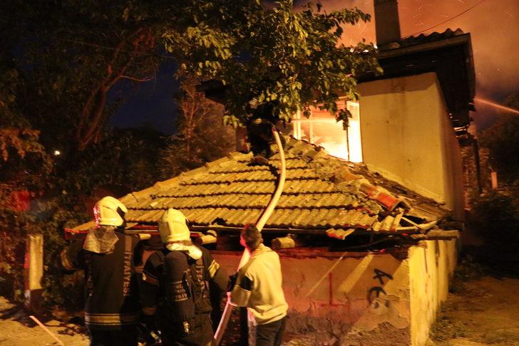 Denizli'de müstakil ev yangında kullanılamaz hale geldi G3