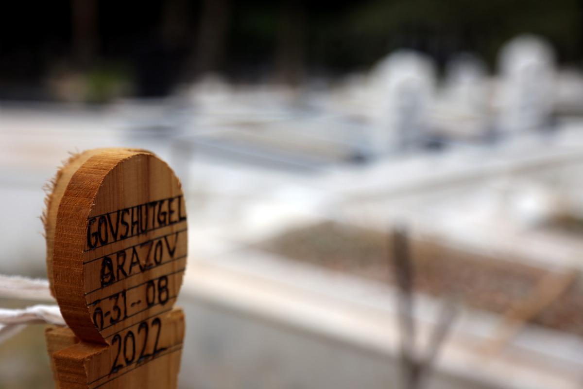 Yunanistan unsurlarınca itilen botun batmasıyla boğulan 6 d&uuml;zensiz g&ouml;&ccedil;menin cenazesi defnedildi