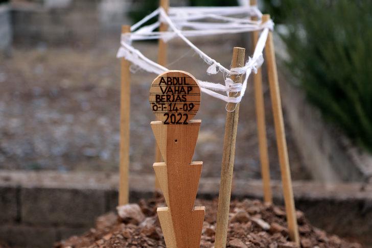 Yunanistan unsurlarınca itilen botun batmasıyla boğulan 6 düzensiz göçmenin cenazesi defnedildi G3