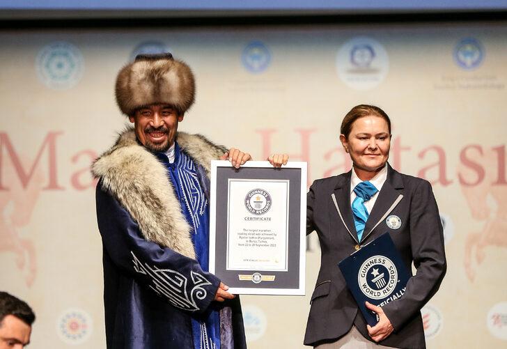 Kırgız Manasçı İsakov, 124 saat Manas okuyarak Guinness Rekorlar Kitabı'na girdi G2