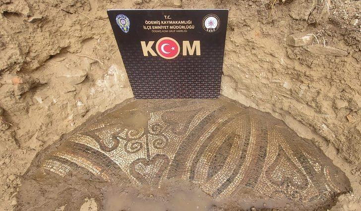 İzmir'de Roma dönemine ait olduğu değerlendirilen 2 bin yıllık mozaik ele geçirildi